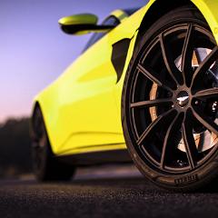 Aston Martin Vantage Lime Essence 21